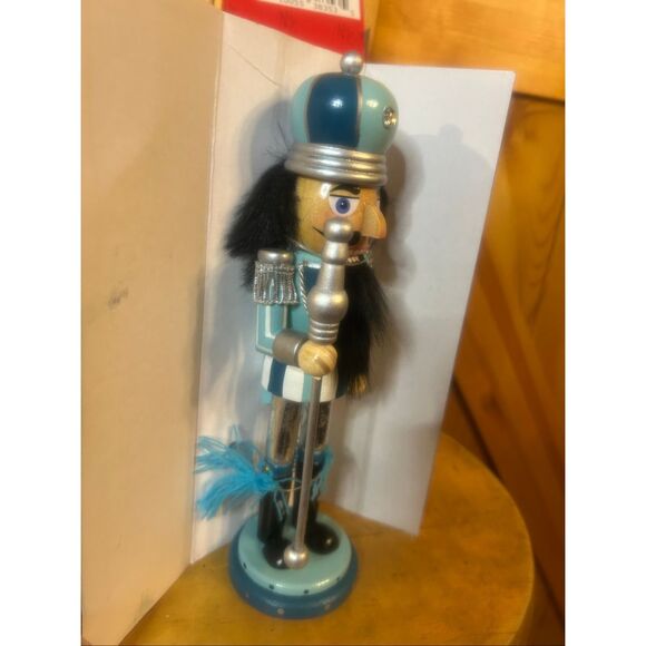 King Nutcracker with Crown new in open box (5986) - Picture 3 of 8